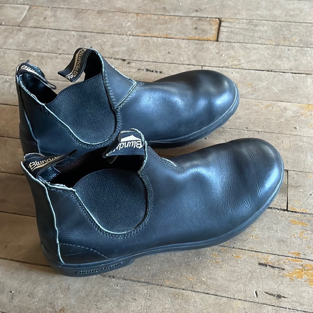 Like new blundstones. Slightly used, but very good shape